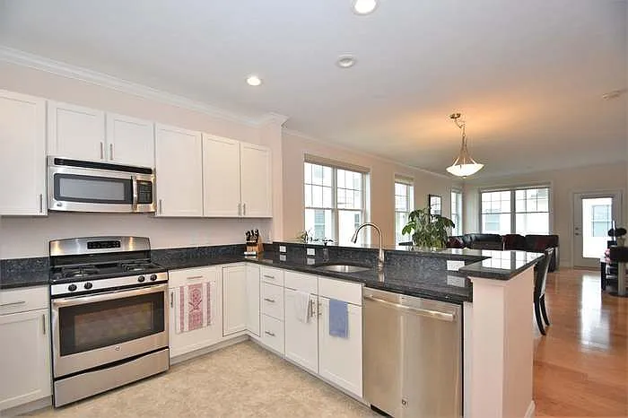 3 bed, 1874 sqft, $3,500 — Photo 3