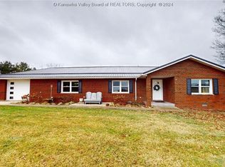 2359 Shaw Ln, Hurricane, WV 25526