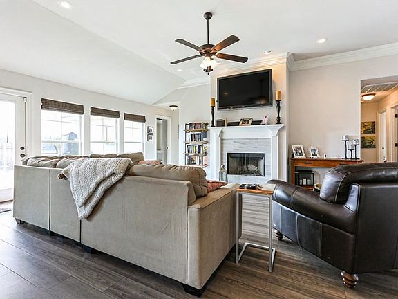 5th image of 154 Tuscany Dr