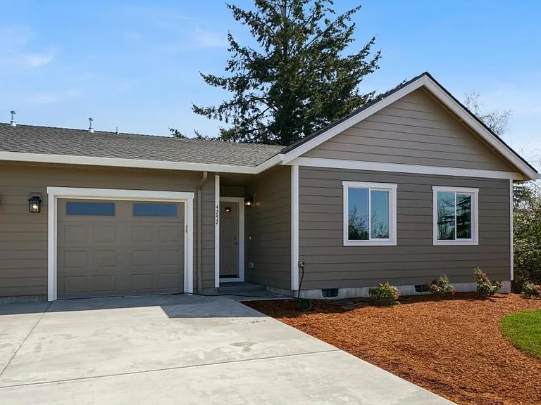 4252 Ash Grove Dr NE — Photo 1