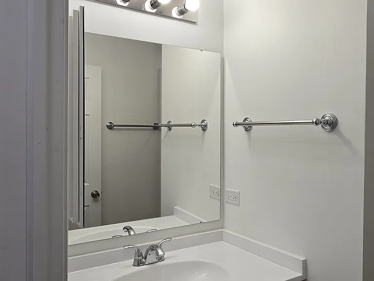 Full bathroom: Vanity
