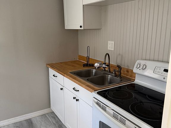 Stove/oven combo, sink, and plenty of storage