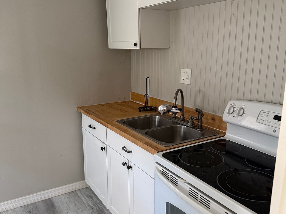 Stove/oven combo, sink, and plenty of storage
