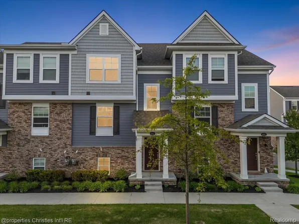 4953 Treeside Ln, Troy, MI 48098