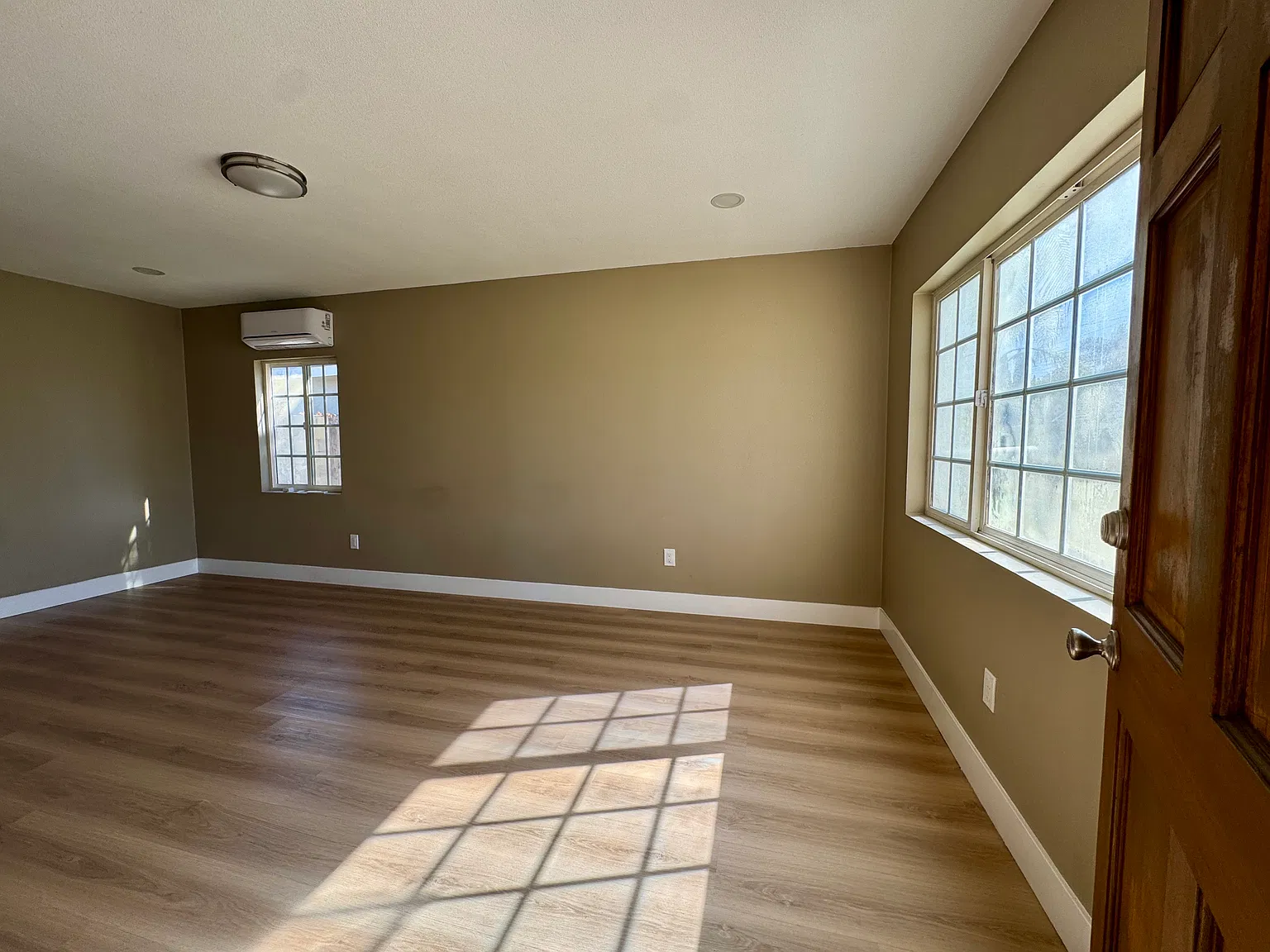 4 bed, 1300 sqft, $4,400 — Photo 3