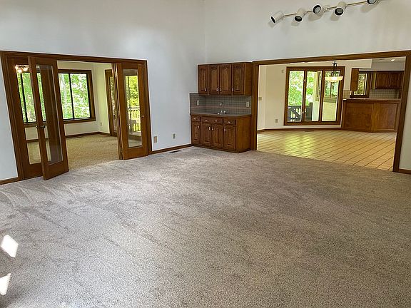 3rd image of 335 Thornbury Ln