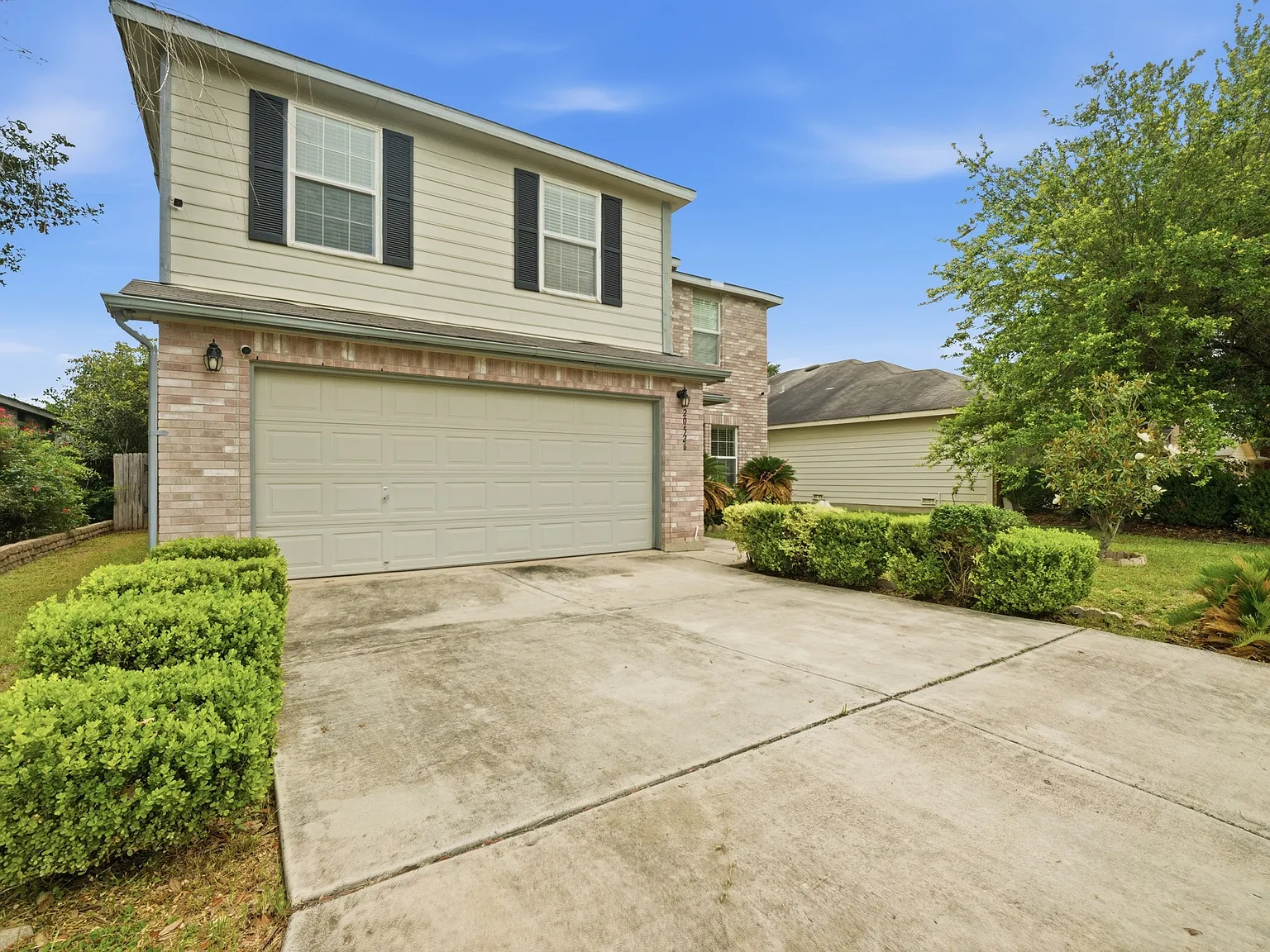 3 bed, 2.5 bath, 1988 sqft, $2,025 — Photo 2