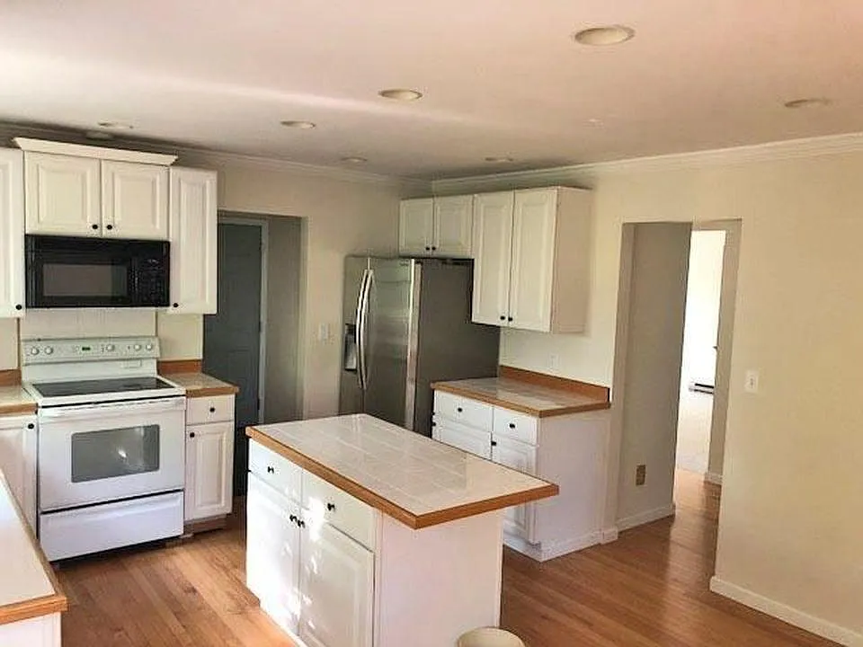 4 bed, 2.5 bath, 2000 sqft, $3,000 — Photo 4