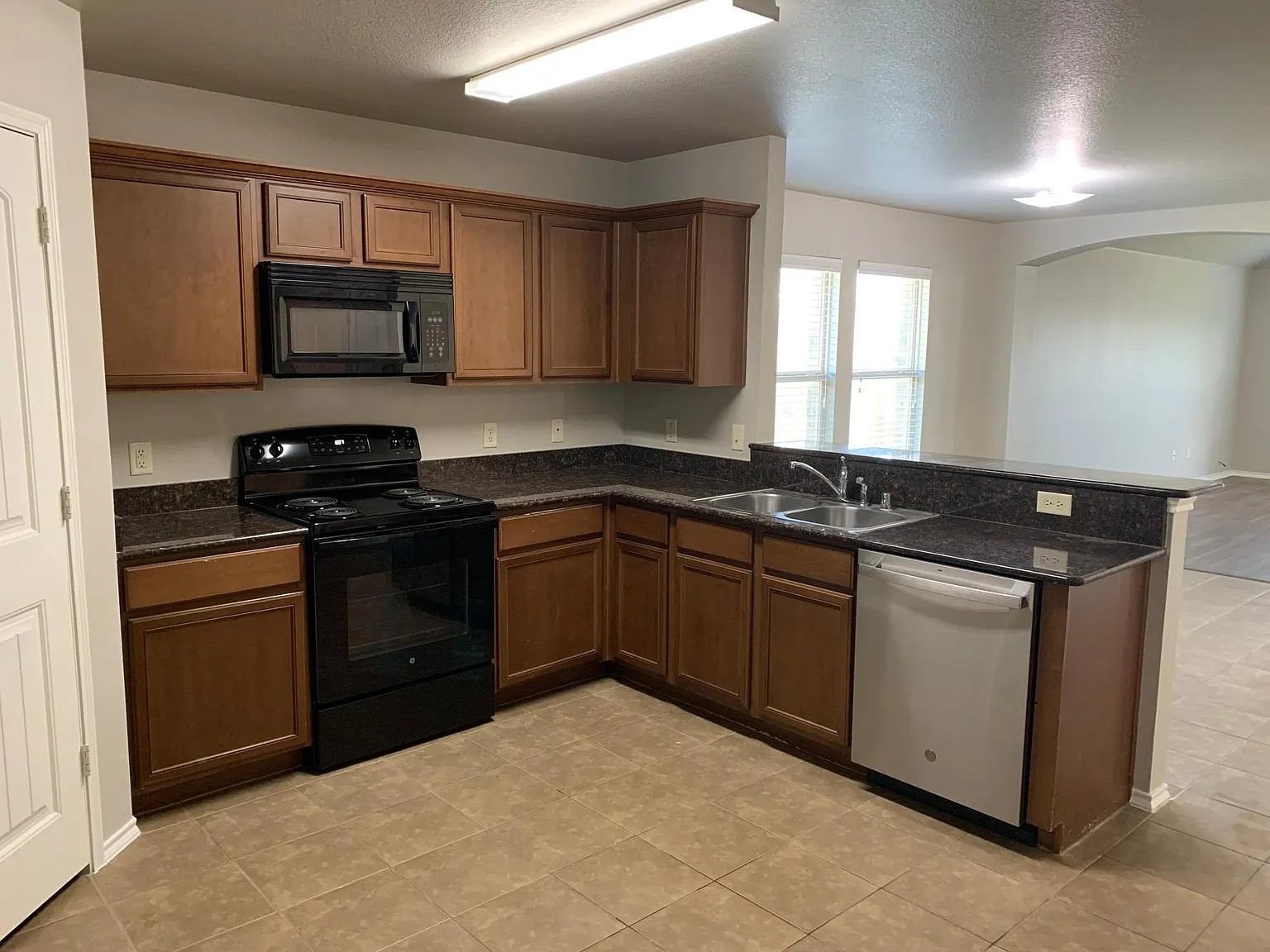 4 bed, 1676 sqft, $2,100 — Photo 3
