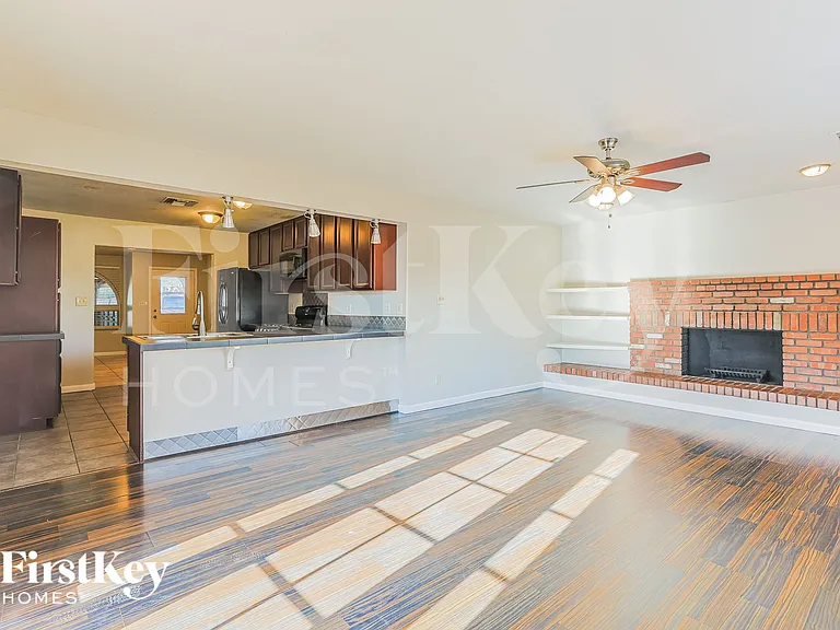 2518 E Don Carlos Ave — Photo 3