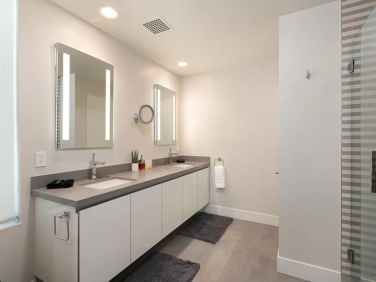 Double sinks of the en suite bath of the Mountain bedroom.