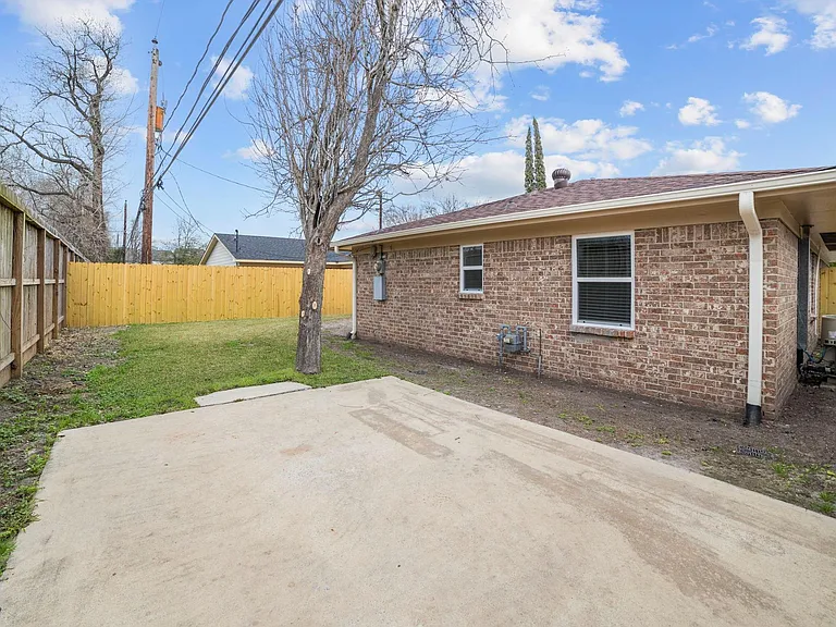 160 W Whitney St — Photo 20
