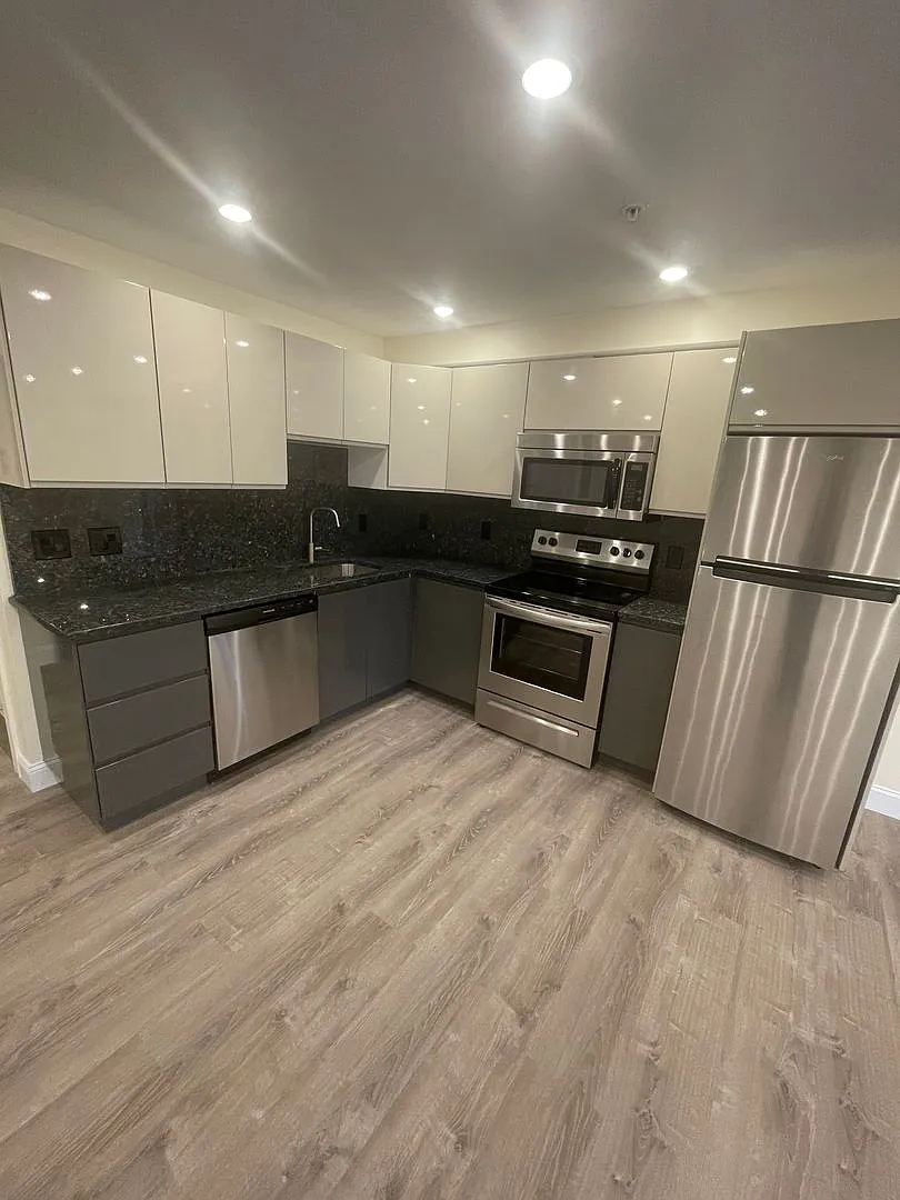 Huge updated studio the size of most 1 beds!! — Photo 3