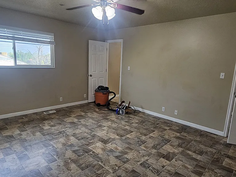 2318 E Claybourne Ave — Photo 34