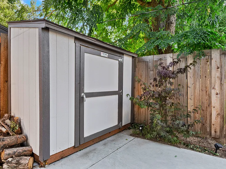 415 S Jackson St — Photo 15