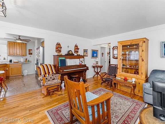 5th image of 15621 Cameron St