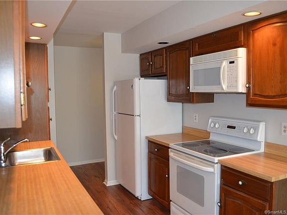 3rd image of 9 Falmouth Ct #9