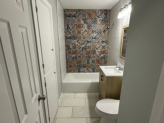 4th image of 2336 S Poplar St