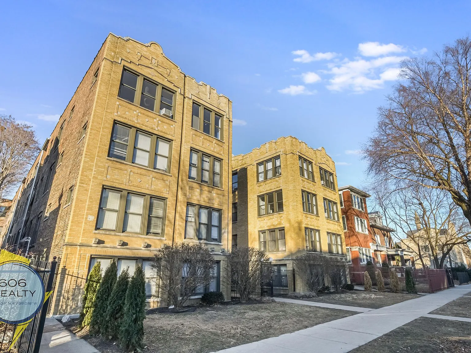Hyde Park Apartments — Photo 1