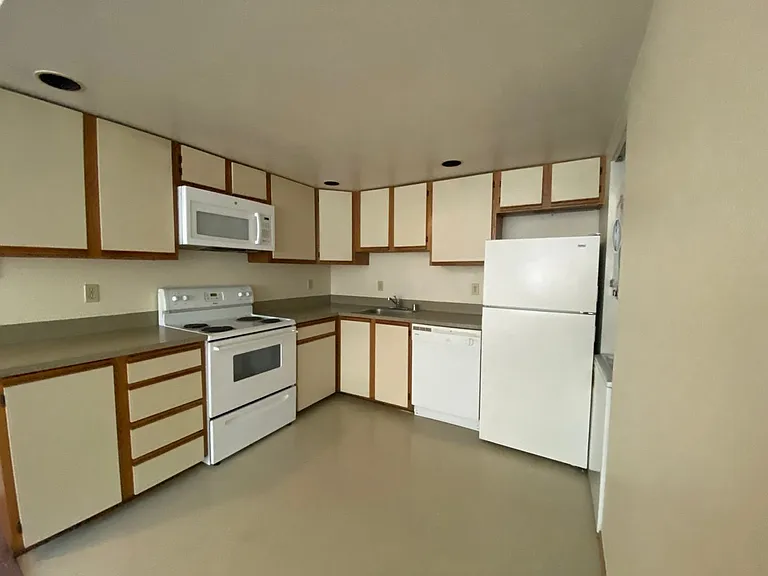 University Court Apartments — Photo 57