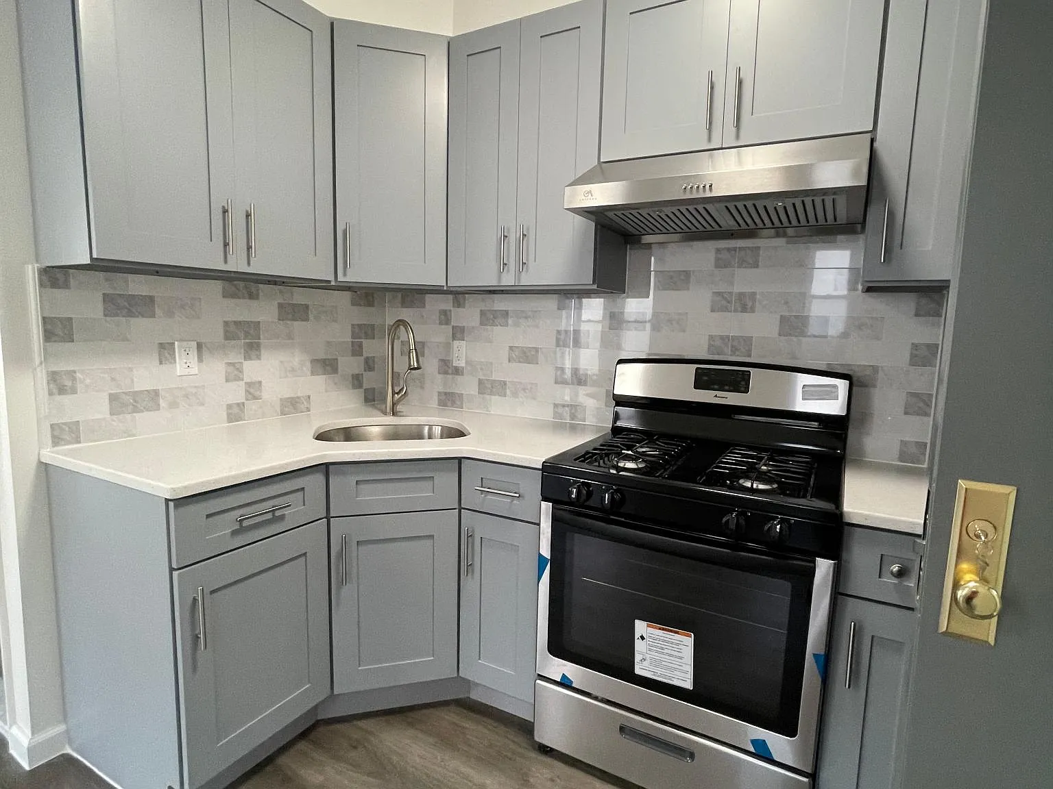3 bed, 900 sqft, $2,700 — Photo 1