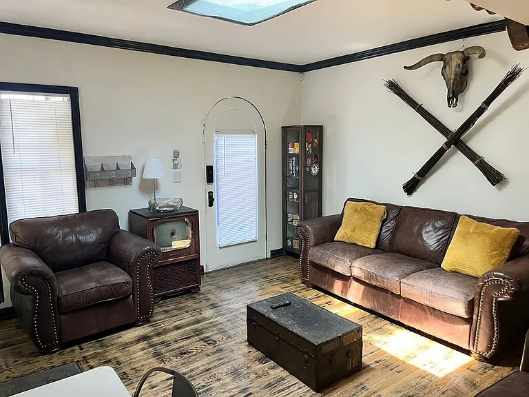 6537 Lexington Ave — Photo 3