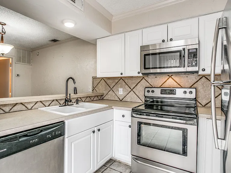 2621 Piedras Dr — Photo 2