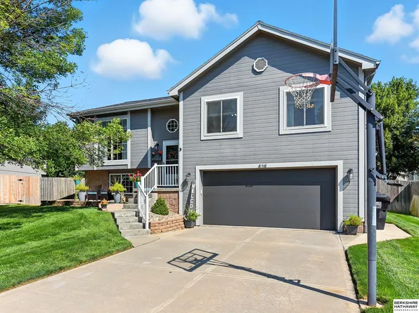 828 Clearwater Dr, Papillion, NE 68046