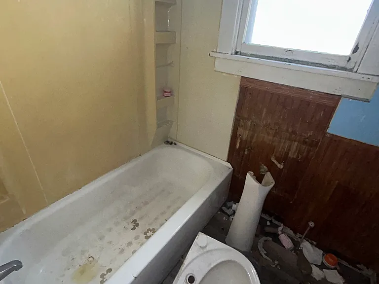 2345 Iowa St — Photo 4