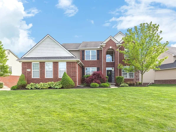 58799 Carriage Ln, South Lyon, MI 48178