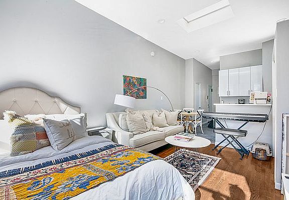 4th image of 424 E 75th St APT 5C