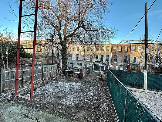 Rented by Max Apt LLC | media 40