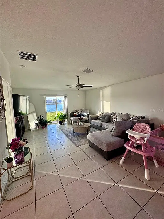 4 bed, 2.0 bath, 1841 sqft, $2,600 — Photo 4
