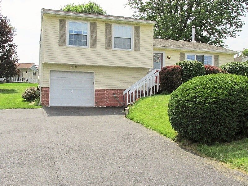 1st image of 204 Farmbrook Dr