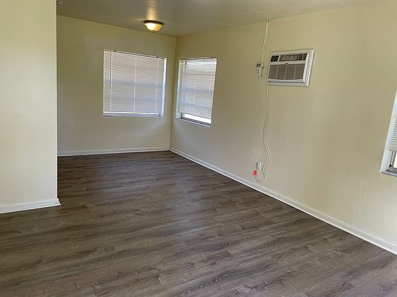 4th image of 810 Palm Bluff St Back 1/2