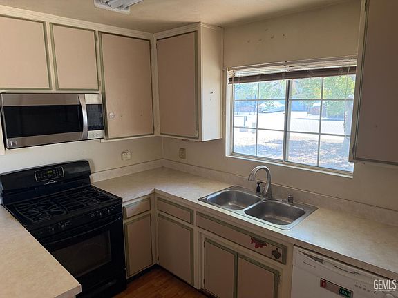 4th image of 260 Fuller St