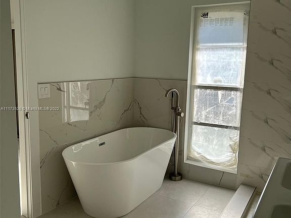 3rd image of 889 NE 214th Ln