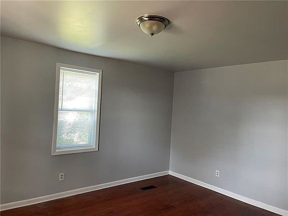 4th image of 709 Wood St
