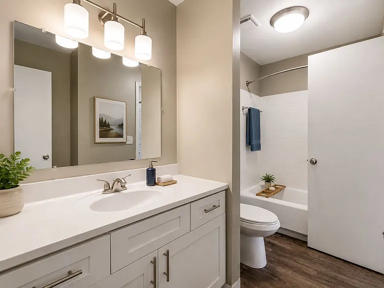 Lakeside Crossing at Eagle Creek Apartments and Townhomes — Photo 8