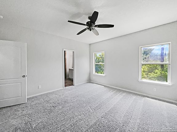 5th image of 811 OAKWOOD WAY