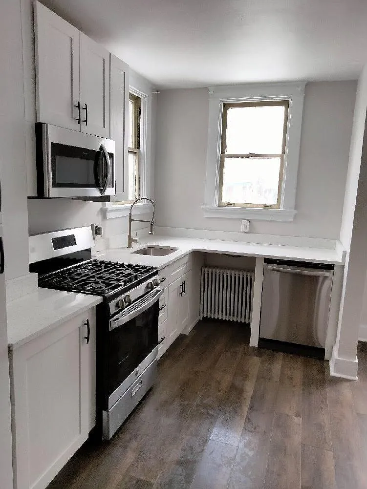 369 Gross St photo 1