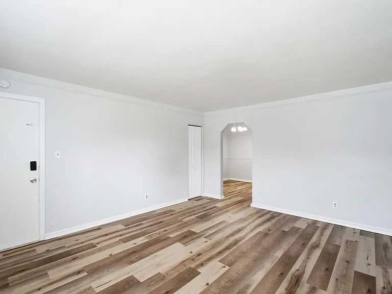 Cozy Apartment Building in Reading District! — Photo 10
