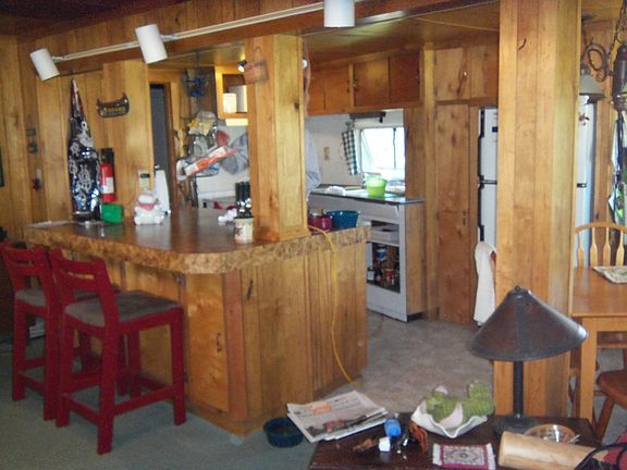 Kitchen & Island / Bar