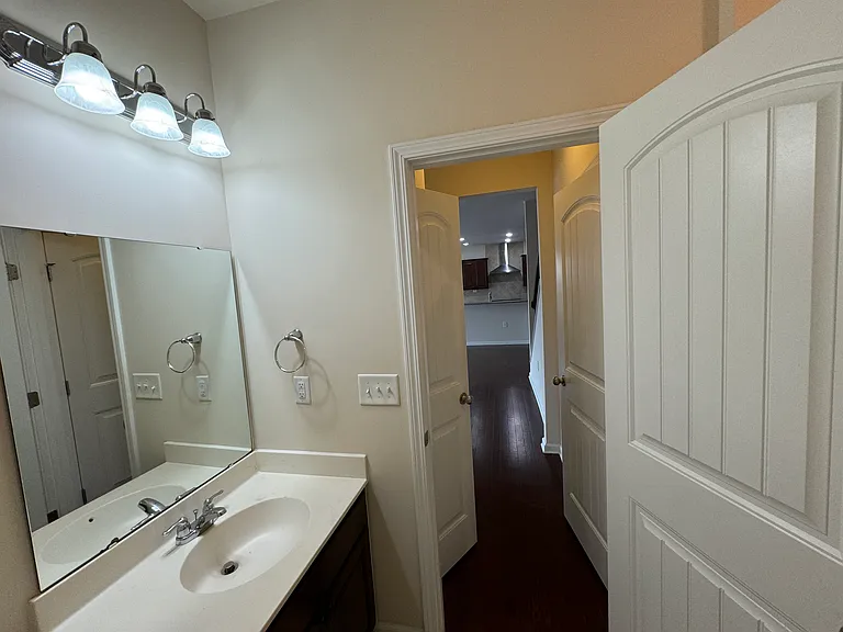 925 Lemster Ln — Photo 33