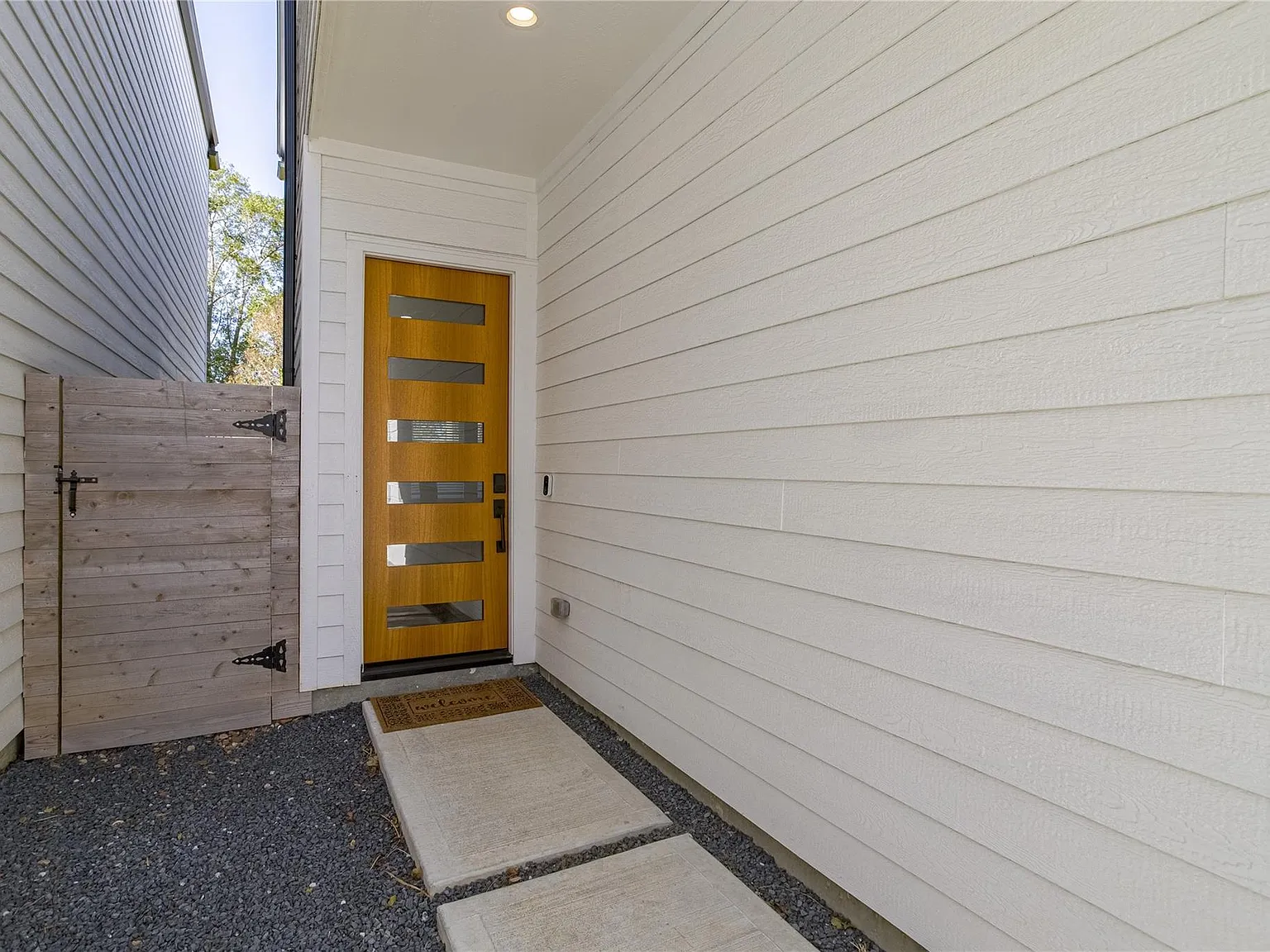 3 bed, 2.5 bath, 1925 sqft, $2,350 — Photo 2