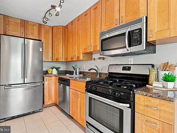 3rd image of 1565 N Colonial Ter APT 204Z