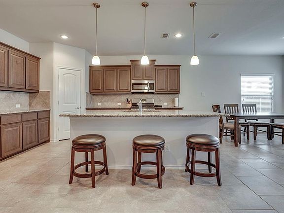 4th image of 2844 Saddle Creek Dr