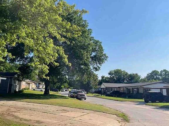 Exterior Neighborhood (street photo)