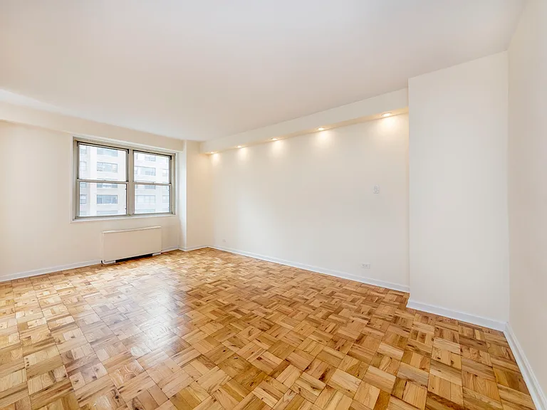 300 E 40th St #10T — Photo 3