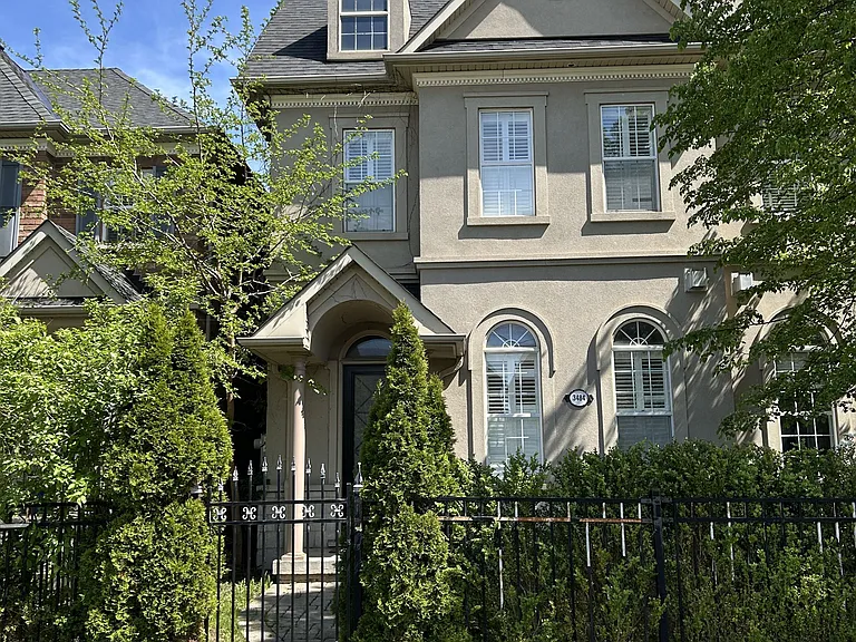 3484 Eglinton Ave W — Photo 1